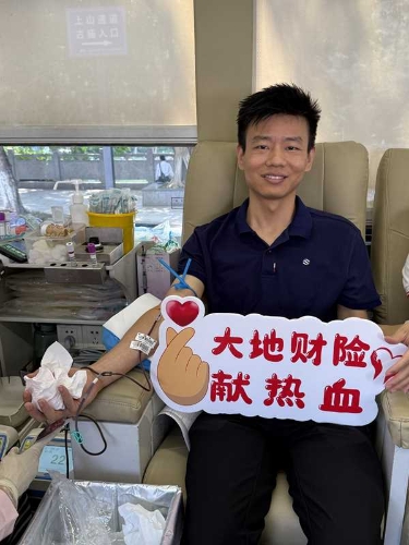 在廣東，公司積極參加東莞保險業(yè)第九屆“保險傳大愛 熱血獻真情”愛心獻血活動，并在旗峰公園開展公益健步走活動，沿途向市民普及保險保障知識，傳播金融消費者權益理念3